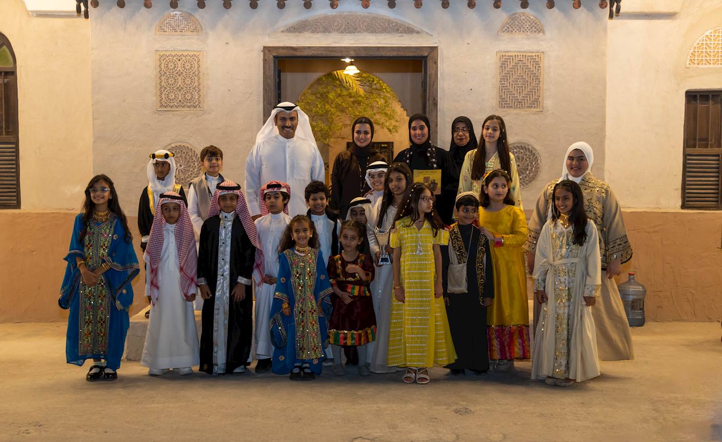 وزير الإعلام ووزيرة شؤون الشباب يشهدان الحفل الختامي لبرنامج "بالبحريني" في القرية التراثية