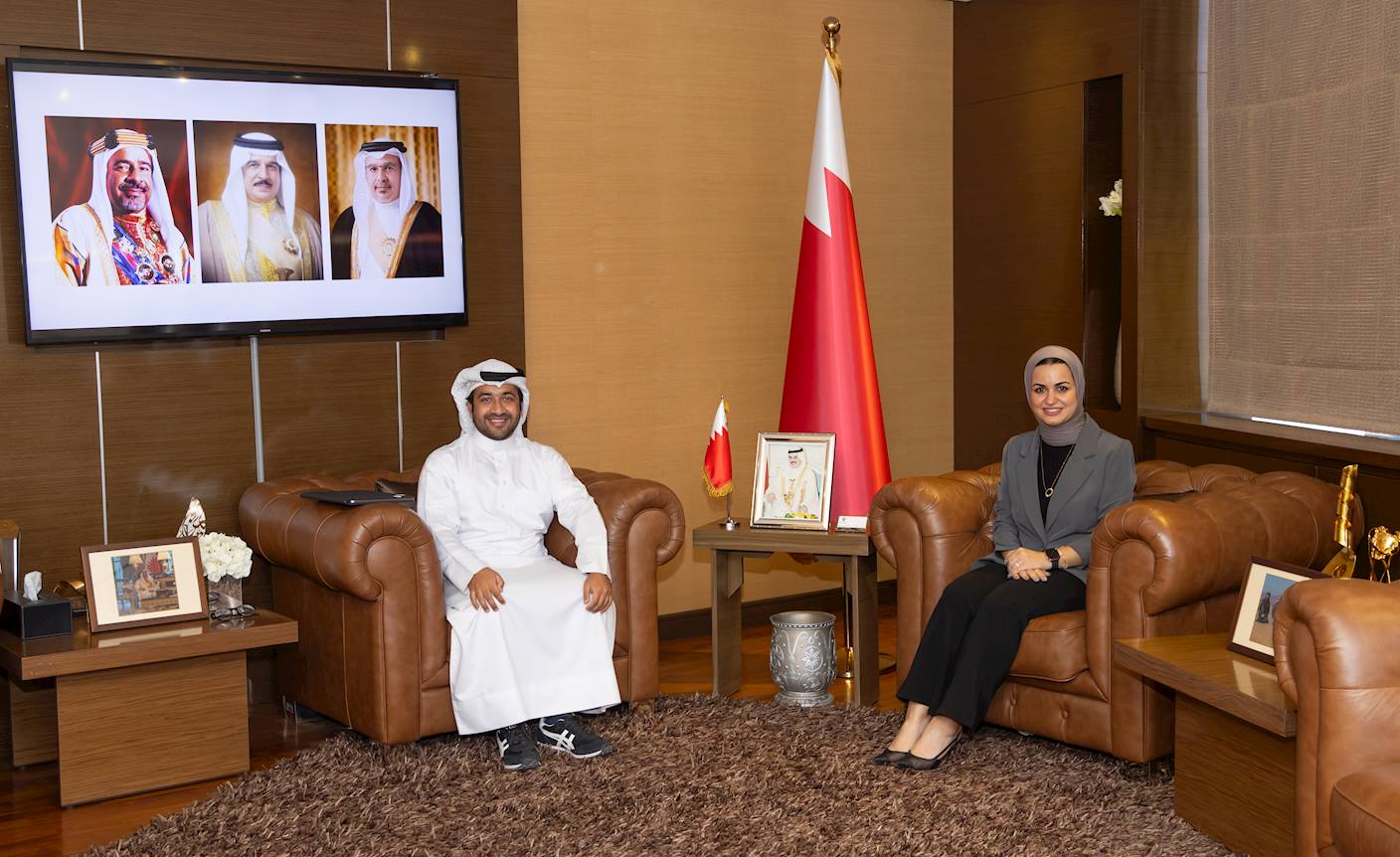 وزيرة شؤون الشباب تستقبل المغامر البحريني عبدالله المدفعي