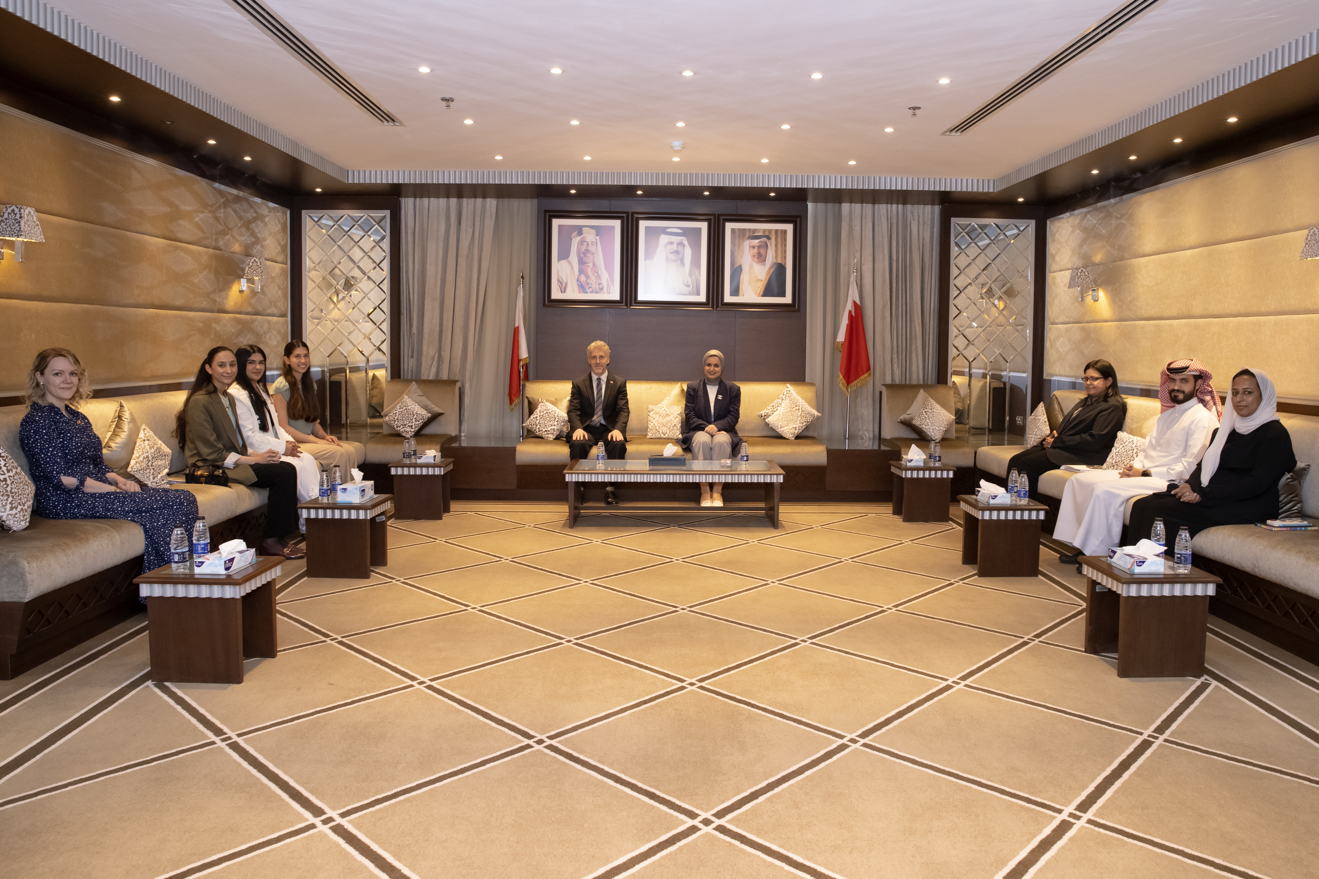 وزيرة شؤون الشباب تستقبل سفير المملكة المتحدة لدى مملكة البحرين والفائزات في مسابقة "سفيرة ليوم واحد"