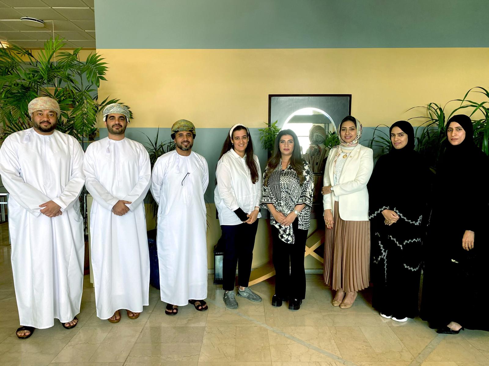 وكيل وزارة شؤون الشباب تستقبل وفدا عمانيا وتطلعه على تجربة البحرين الشبابية