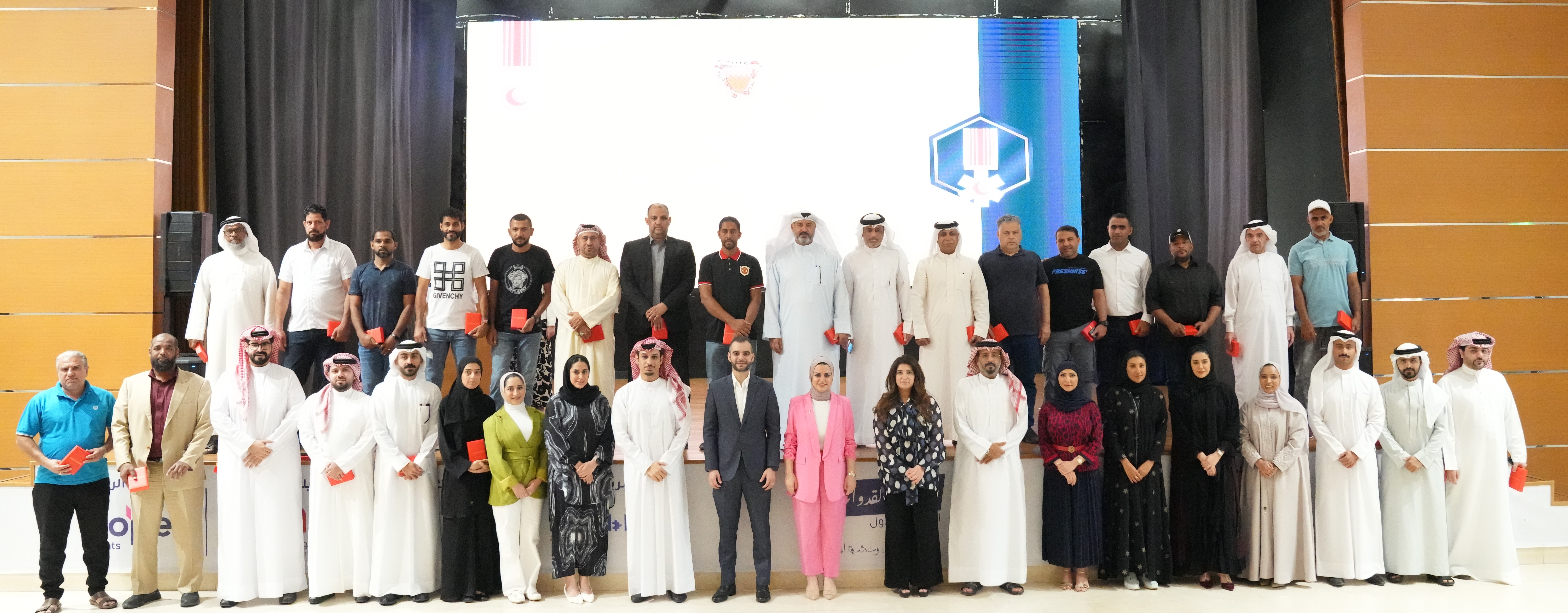 وزيرة شؤون الشباب تسلّم منتسبي الوزارة وسام الأمير سلمان بن حمد للاستحقاق الطبي