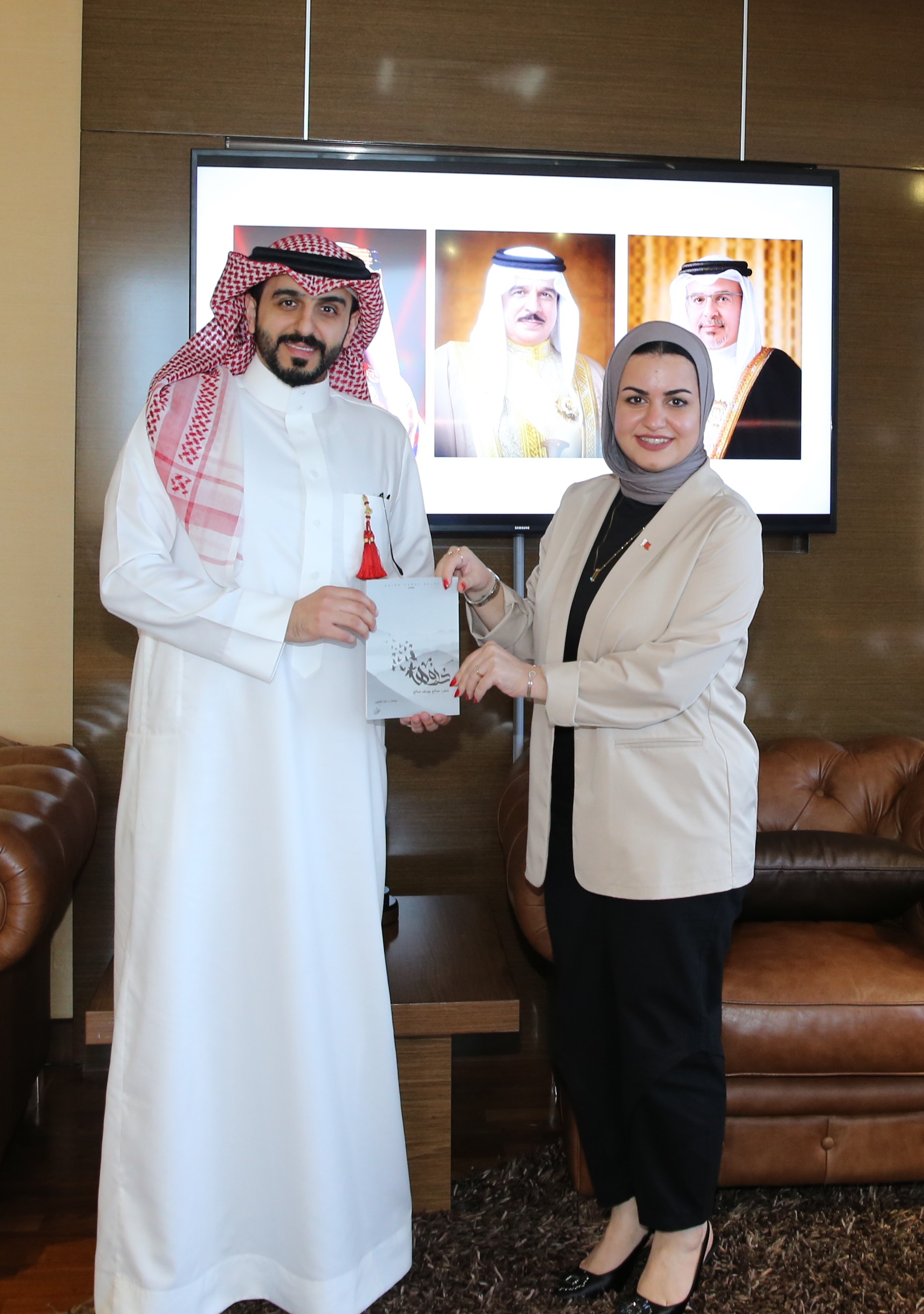 وزيرة شؤون الشباب تتسلَّم نسخة من ديوان "ذروها" للشاعر صالح يوسف