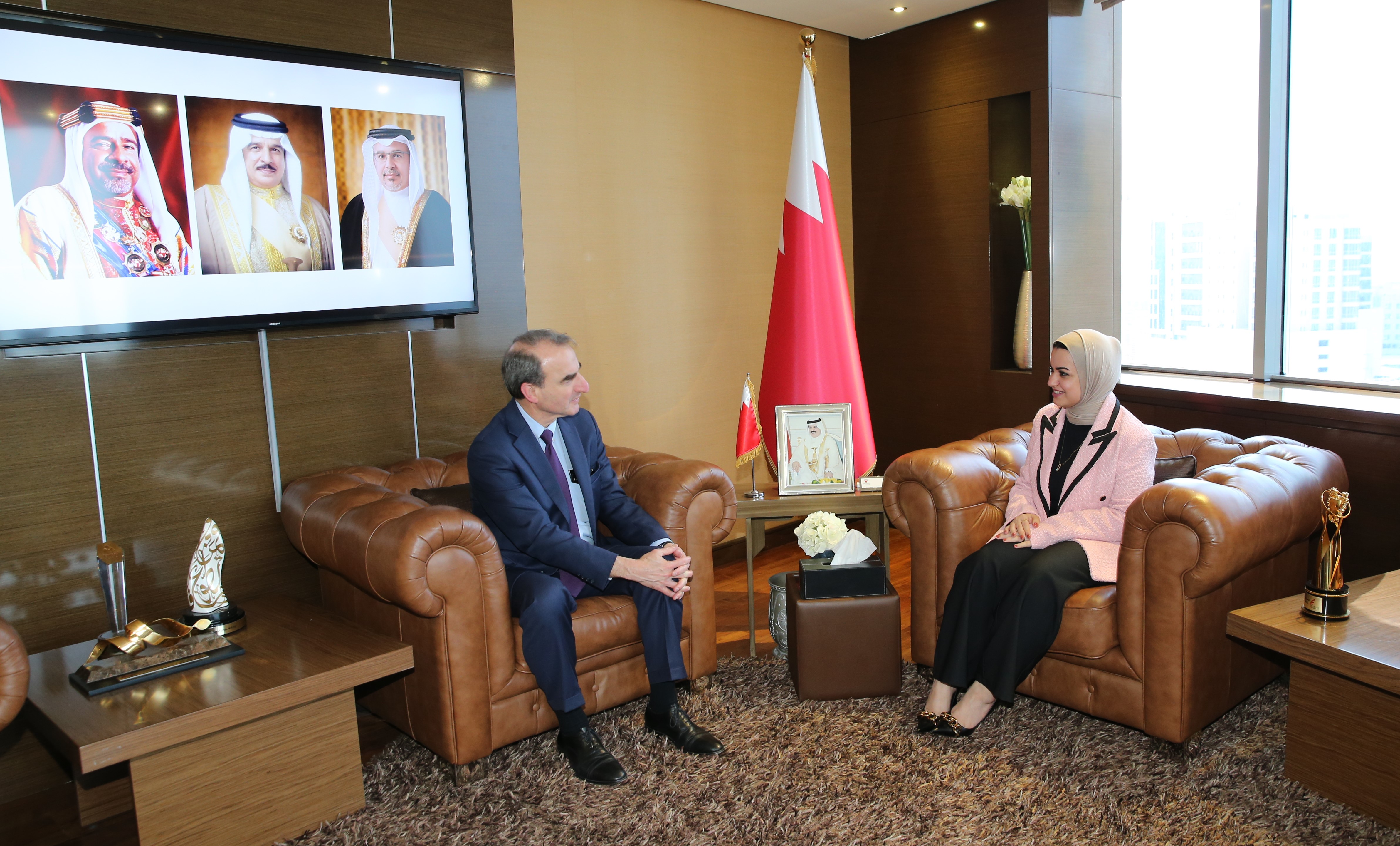 وزيرة شؤون الشباب تستقبل رئيس الشؤون السياسية في اللجنة اليهودية الأمريكية