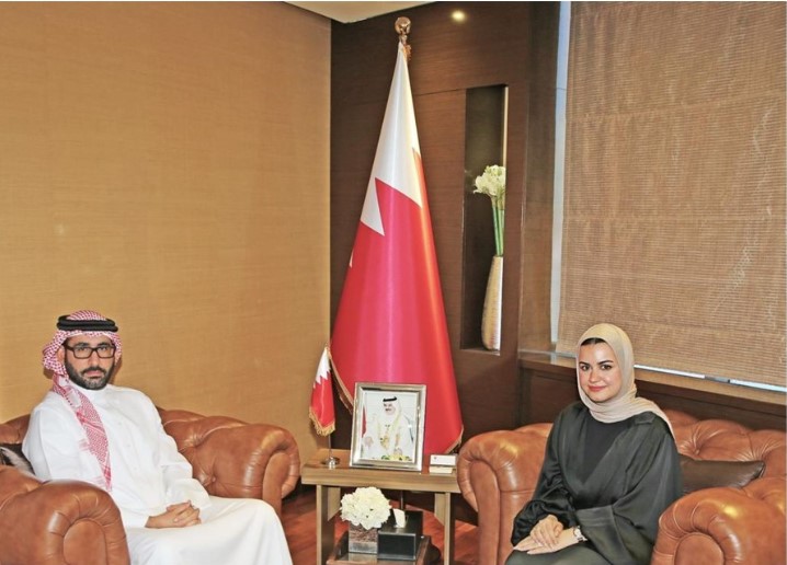 التقت سعادة السيدة روان بنت نجيب توفيقي وزيرة شئون الشباب، بسعادة السيد أيمن بن توفيق المؤيد أمين عام المجلس الأعلى للشباب والرياضة، وذلك لتسلم مهام الوزارة