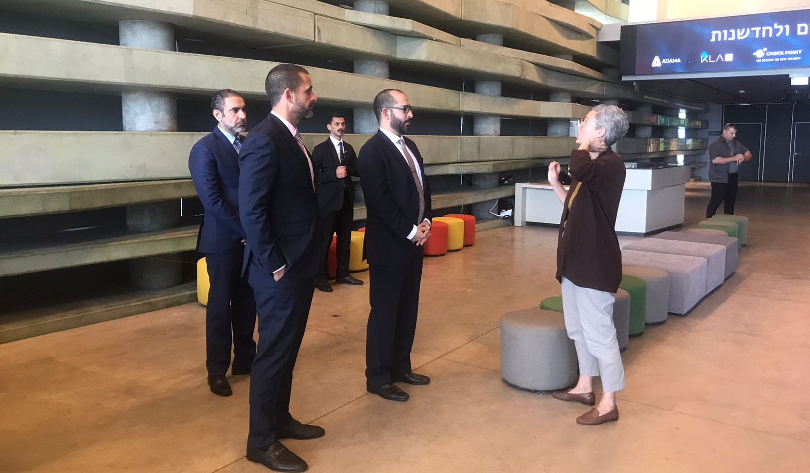 المؤيد يطلع على برامج ومبادرات مركز بيرس للسلام والابتكار