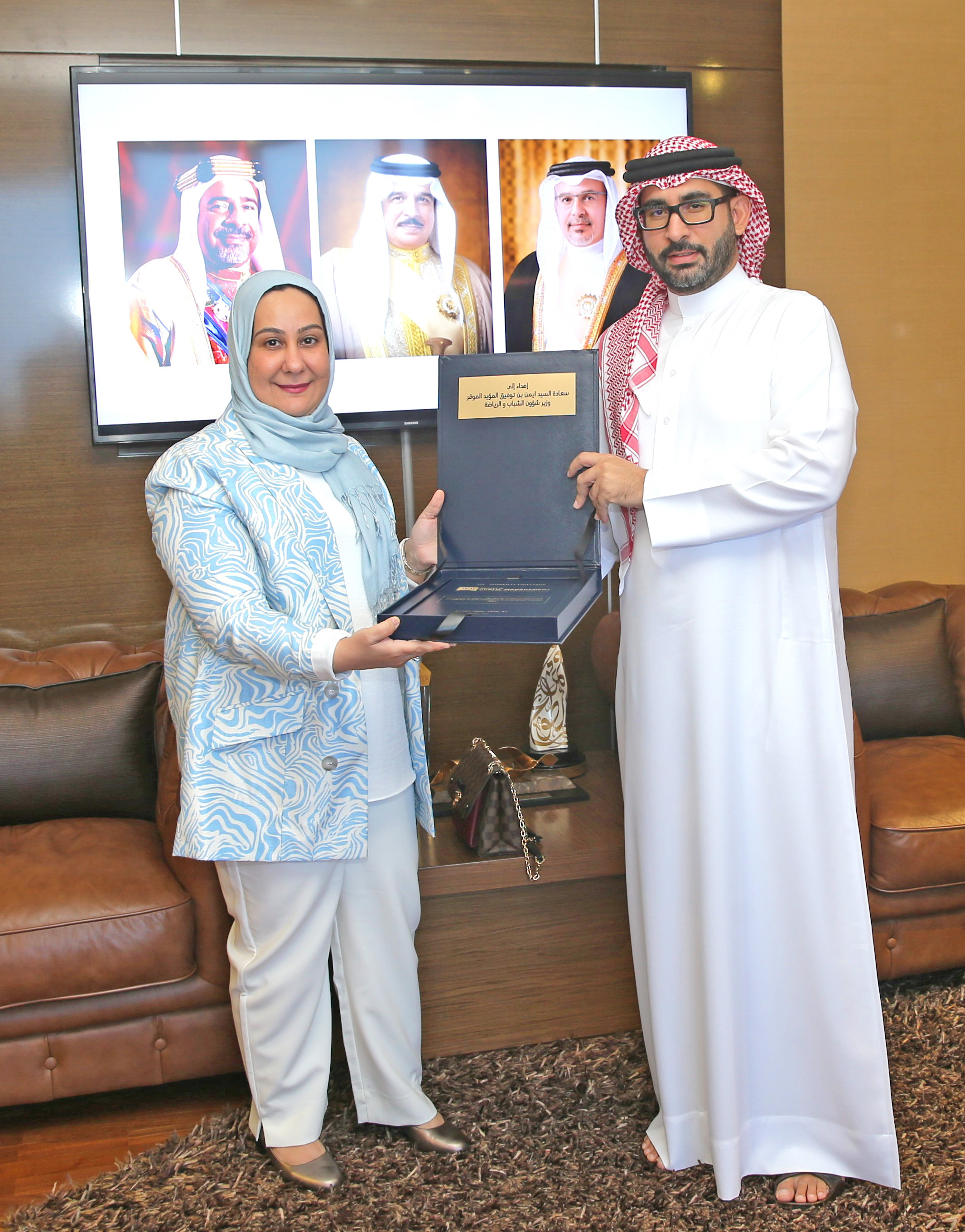 المؤيد يتسلم نسخة من رسالة الماجستير للباحثة أميرة جعفر