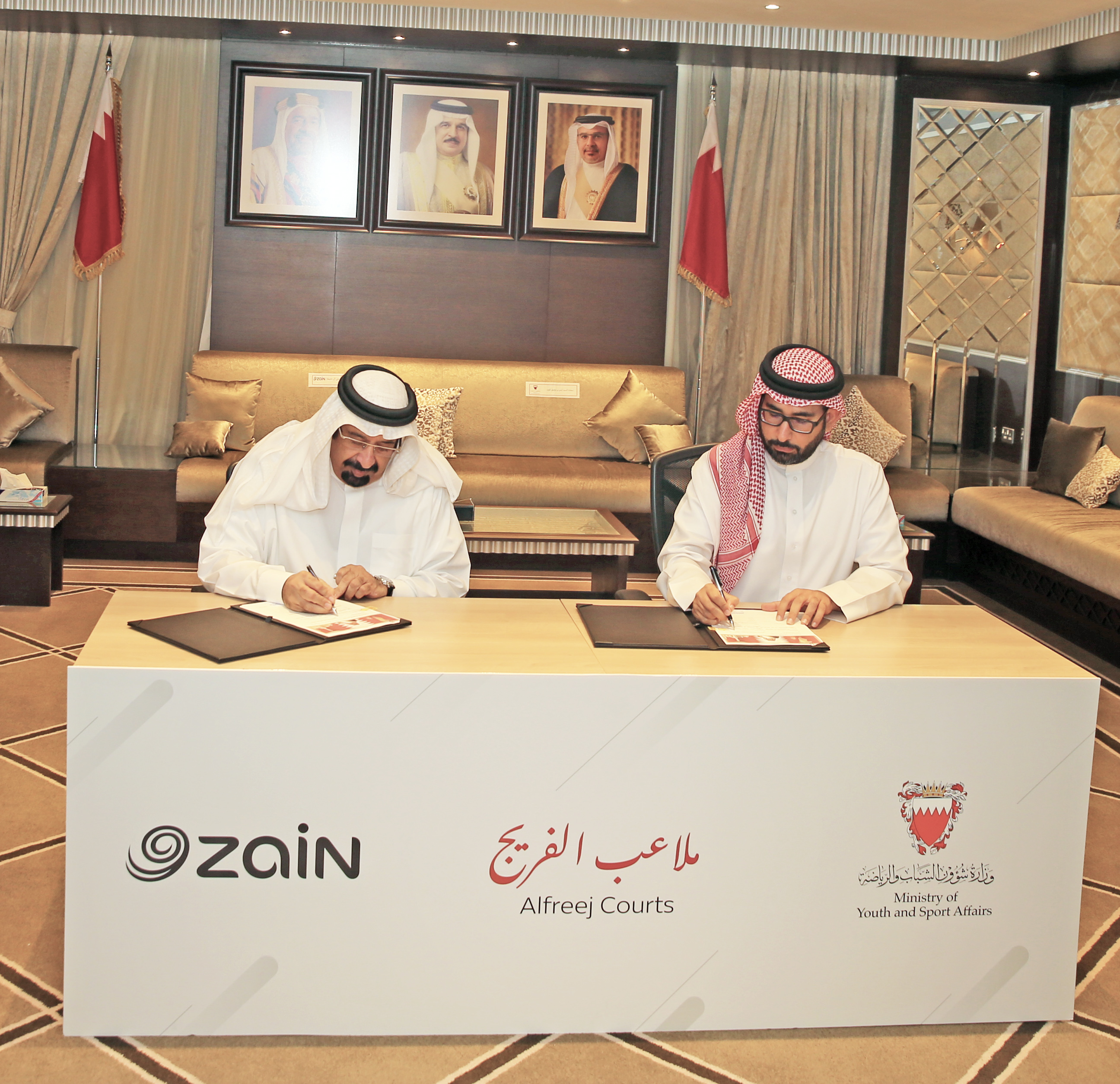 (الشباب والرياضة) و(زين البحرين) يوقعان اتفاقية إنشاء ملاعب الفريج