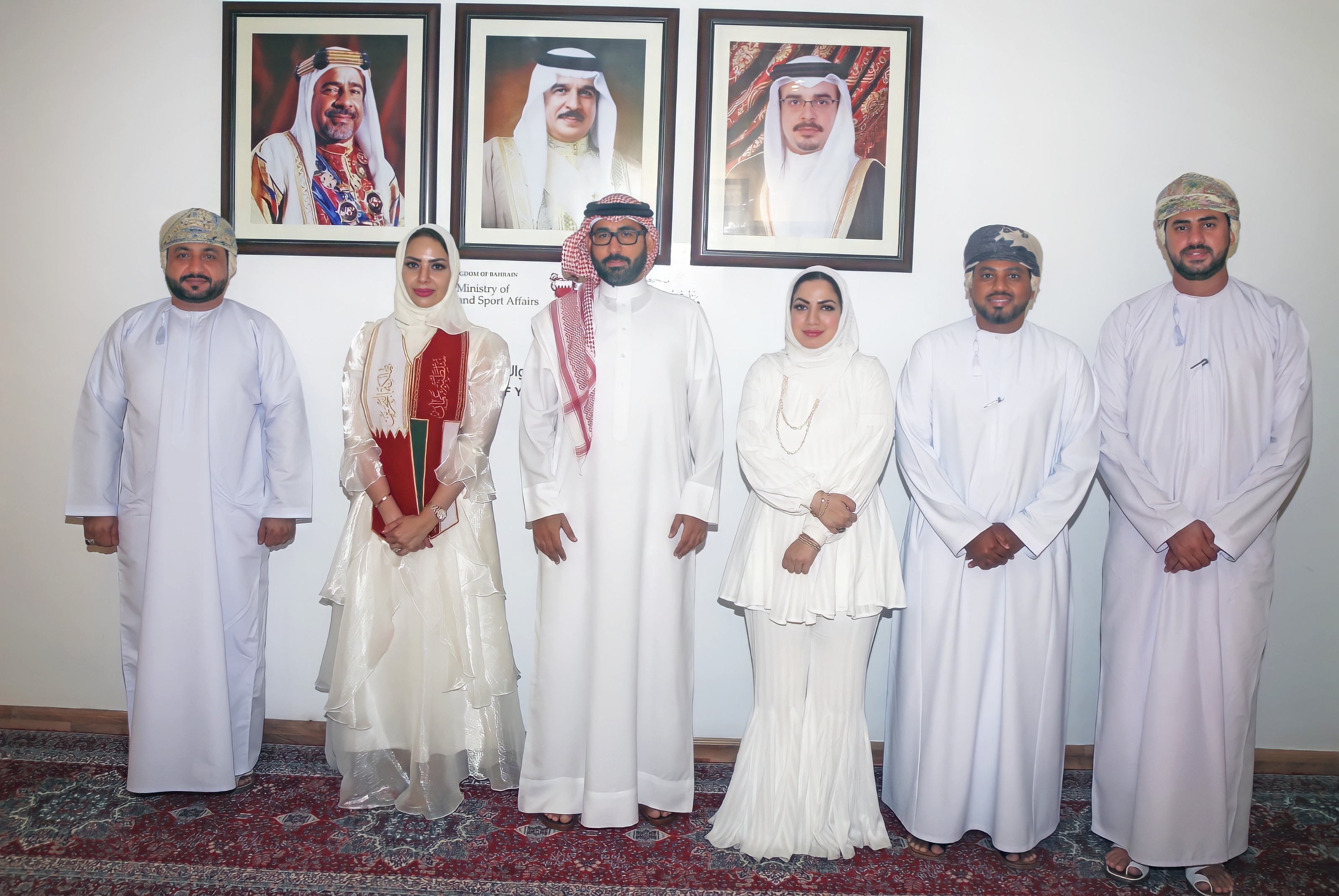 المؤيد يبحث مع رئيسة جمعية الصداقة العمانية البحرينية التعاون الشبابي