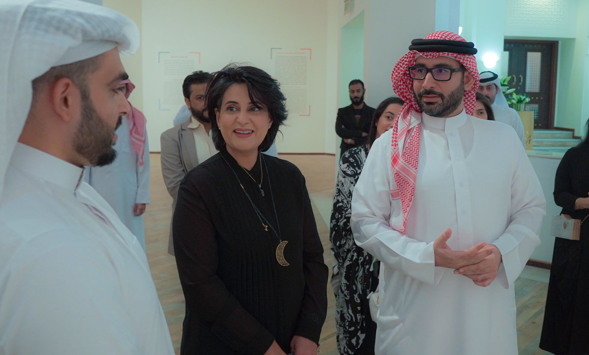 المؤيد يفتتح معرض التصوير الفوتوغرافي بمناسبة يوم الشباب الخليجي