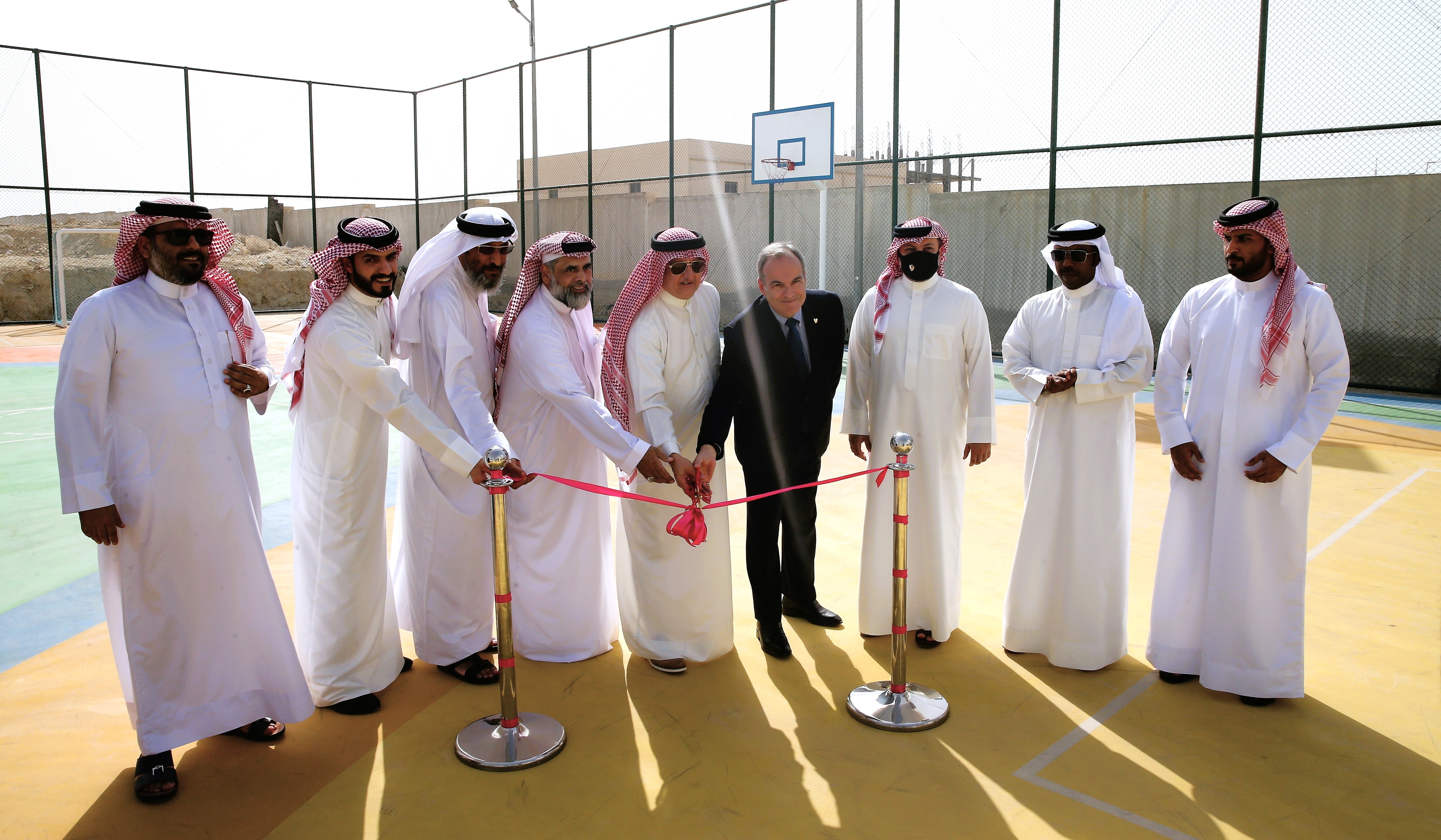 عسكر وتوماس يفتتحان ملعب الفريج بدعم الشركة القابضة للنفط والغاز