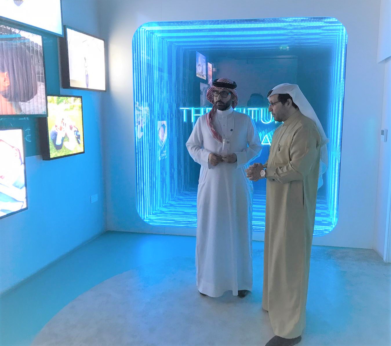 المؤيد يزور جناح دبي العطاء ويشيد ببرامجه ومبادراته