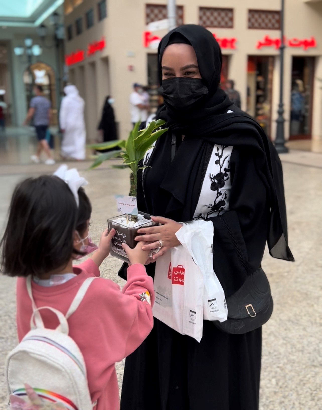 بمبادرة من ناصر بن حمد.. توزيع هدايا على الأمهات بمناسبة يوم الأم