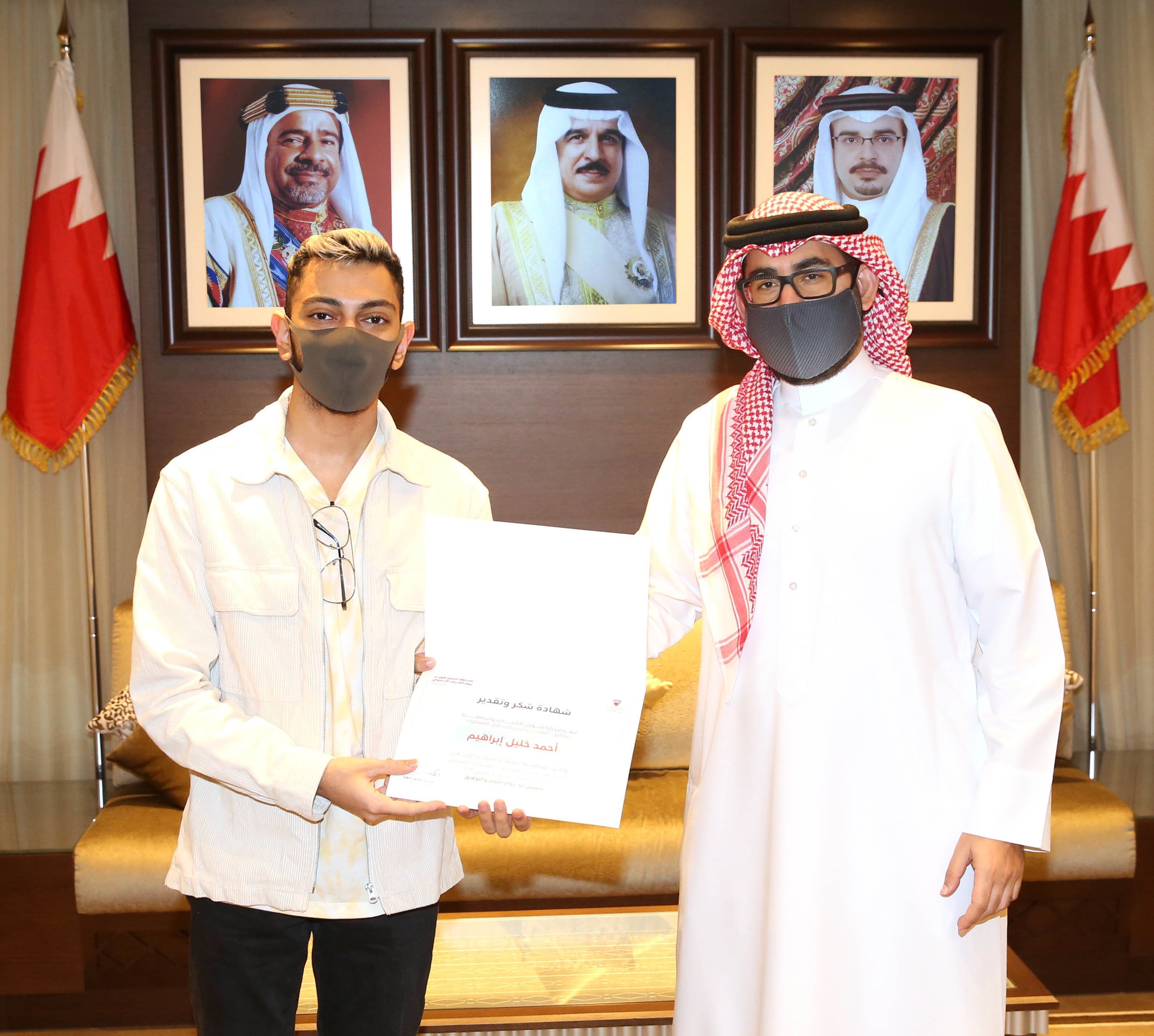 المؤيد يستقبل الفائزين الثلاثة بمسابقة شعار يوم الشباب البحريني