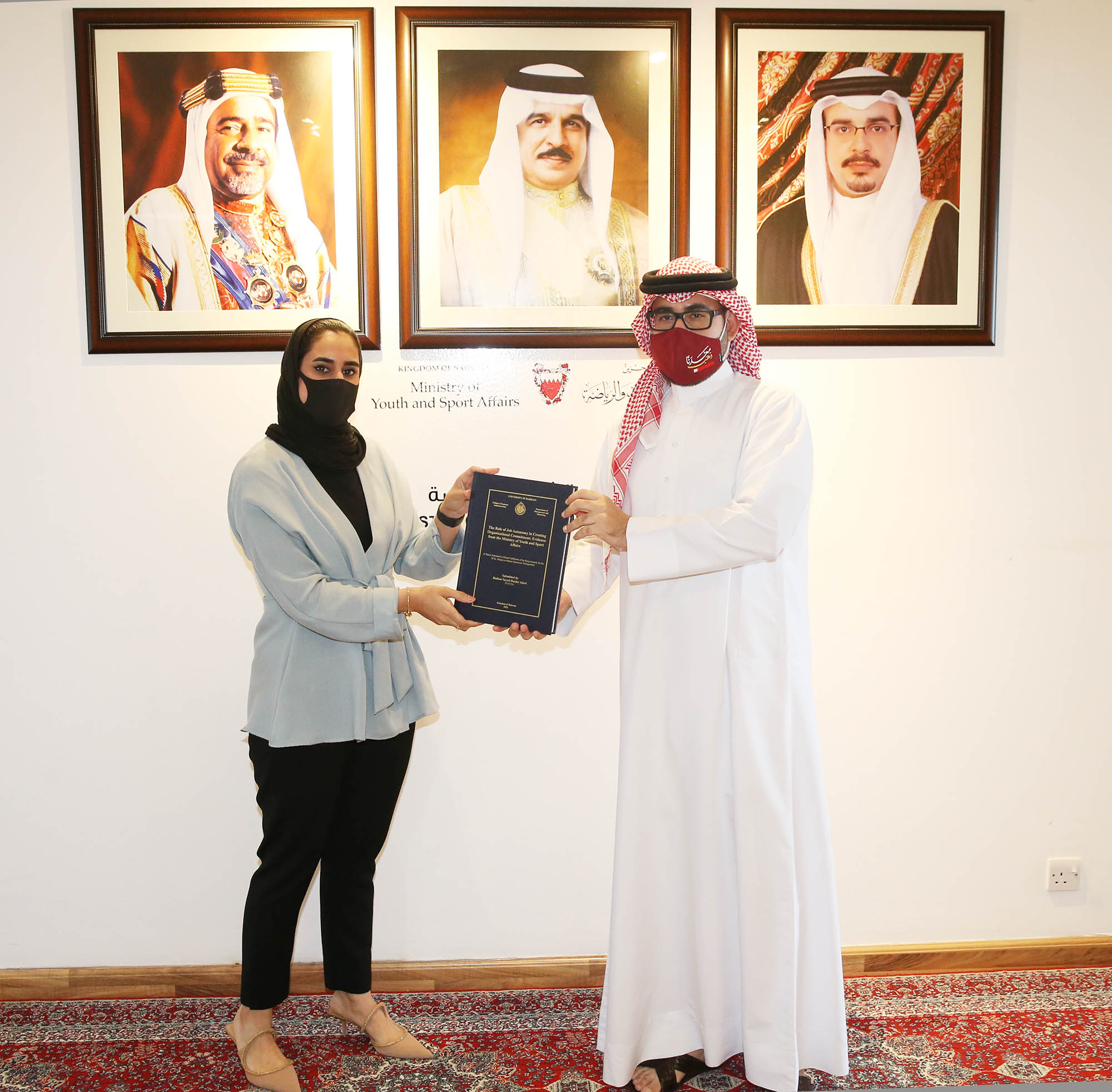 المؤيد يستقبل الموظفة العلوي ويتسلم رسالتها للماجستير