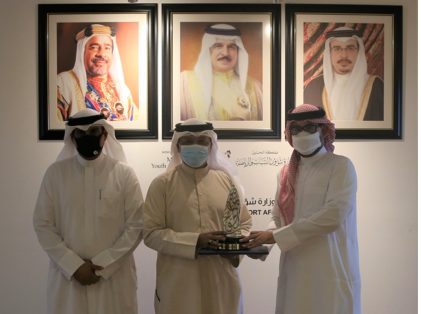 المؤيد يتسلم جائزة عيسى بن علي للعمل التطوعي