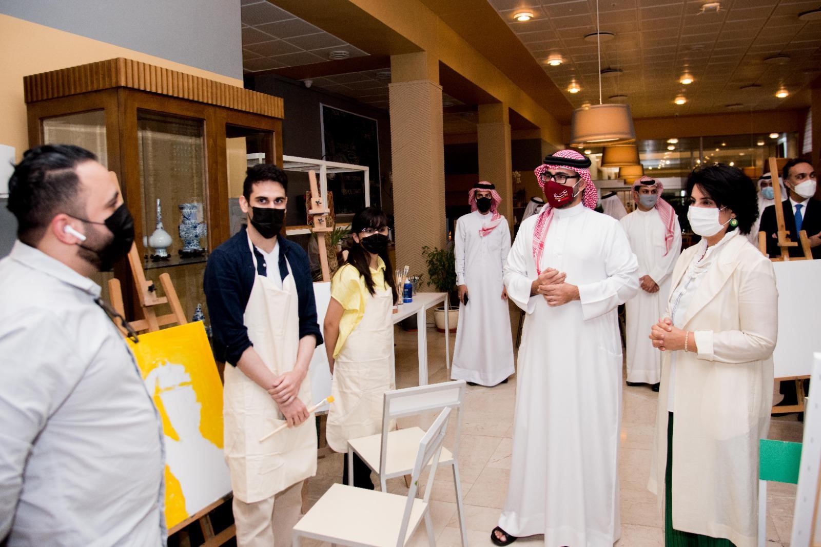 المؤيد وهلا بنت محمد يشهدان فعالية الفنون والرسم للشباب