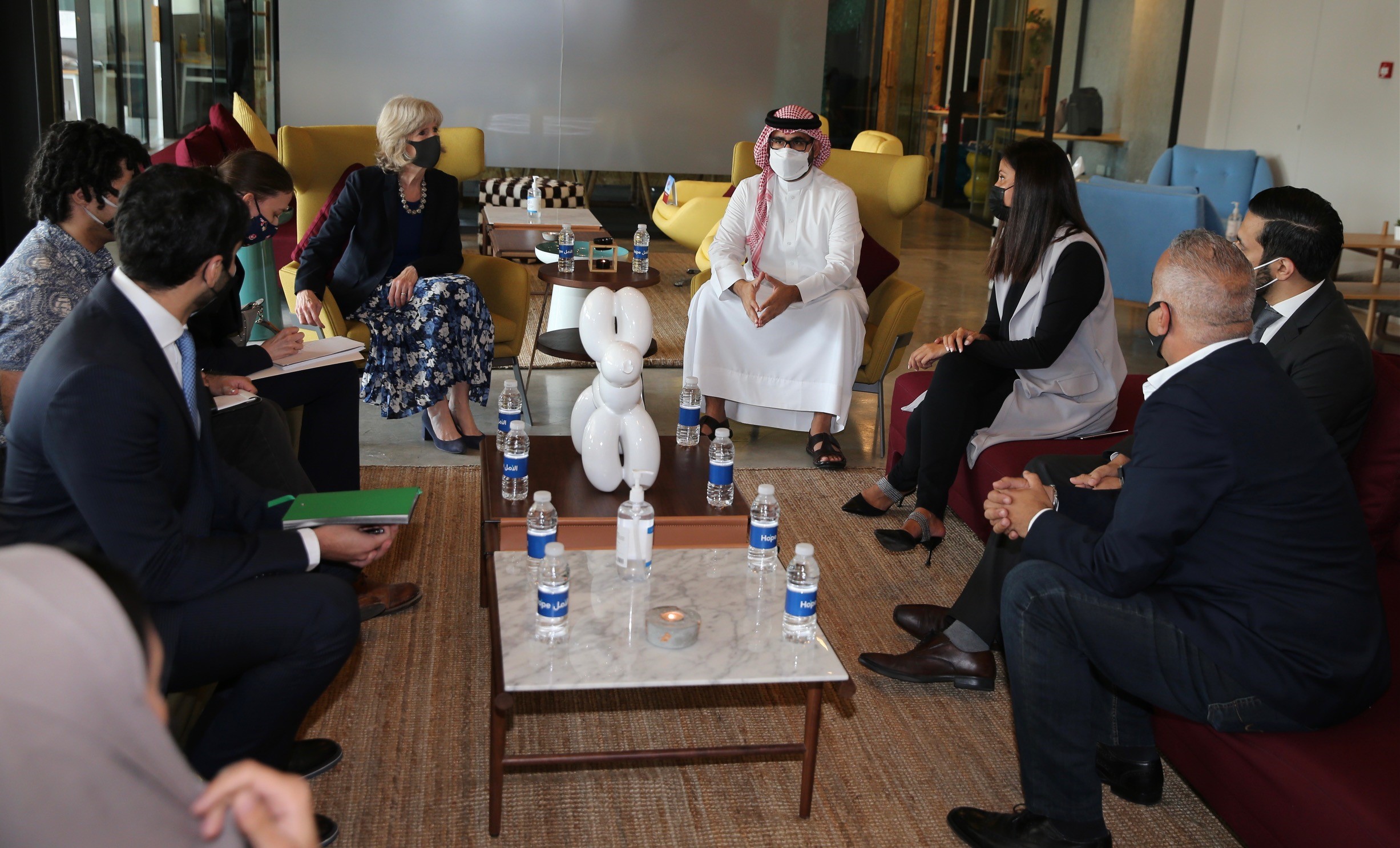 المؤيد والقائم بأعمال السفارة الأمريكية يزوران مقر مشاريع الأمل