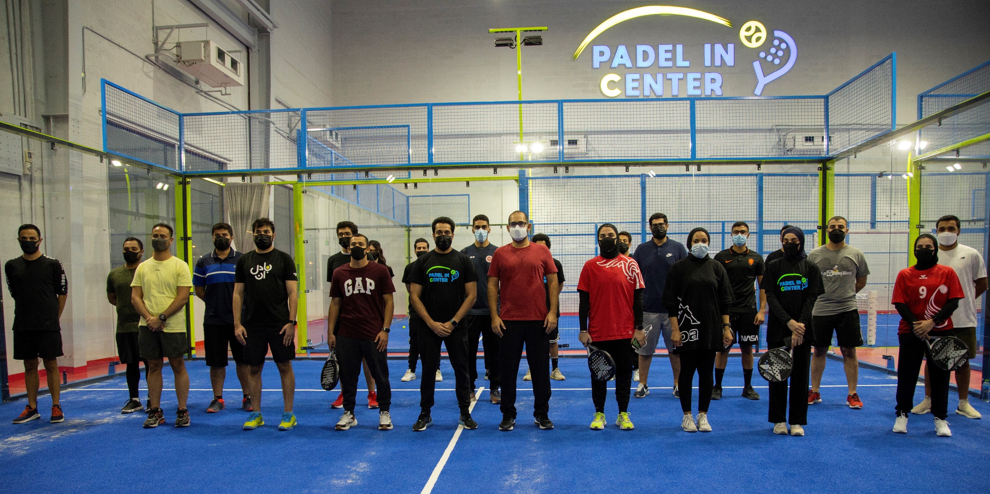 المؤيد يشارك في فعاليات بادل تنس مع نخبة من الشباب البحريني