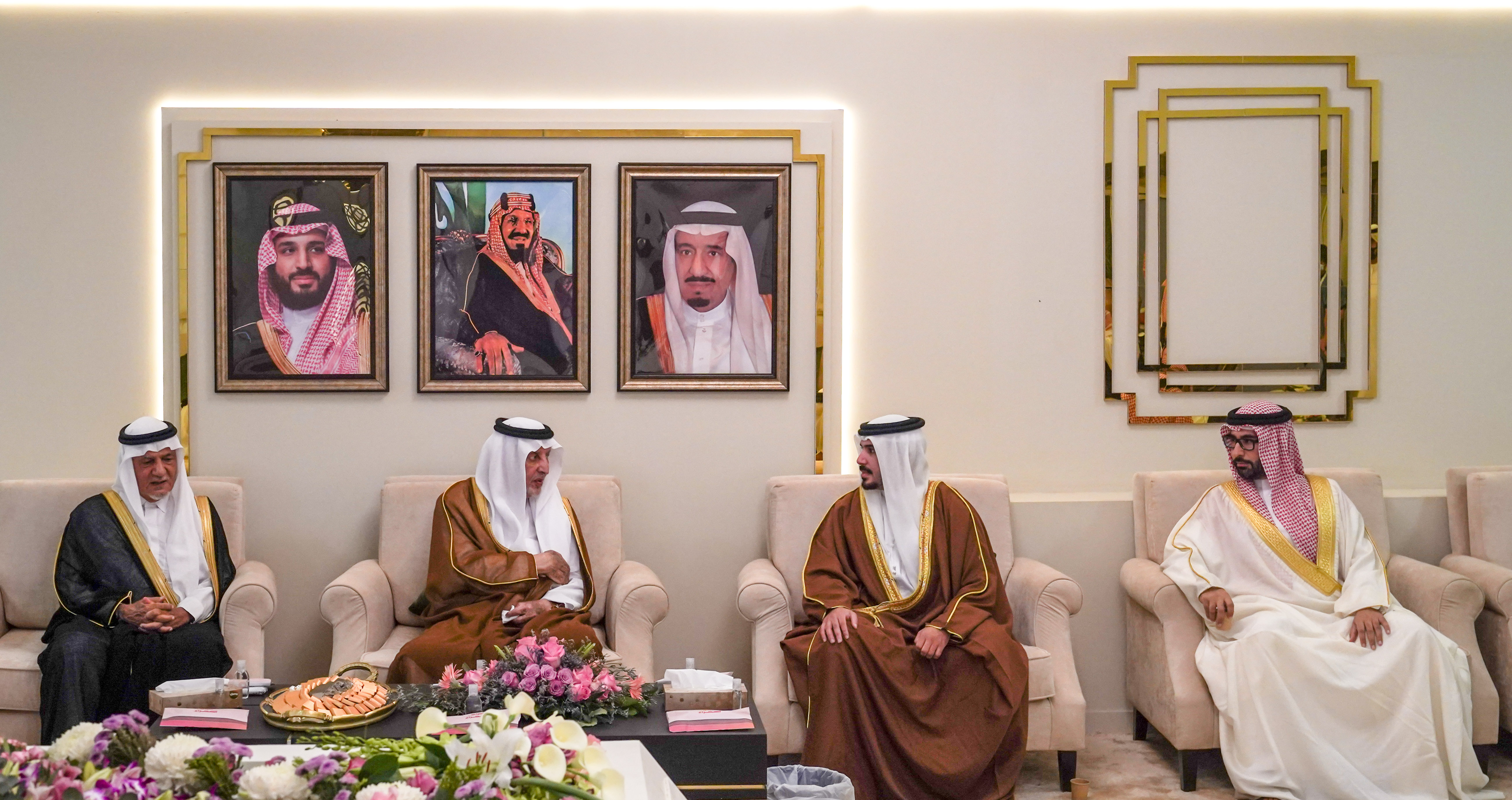 المؤيد يشهد سباق ولي العهد للهجن بالطائف ويشيد بالتنظيم والنجاح الكبير