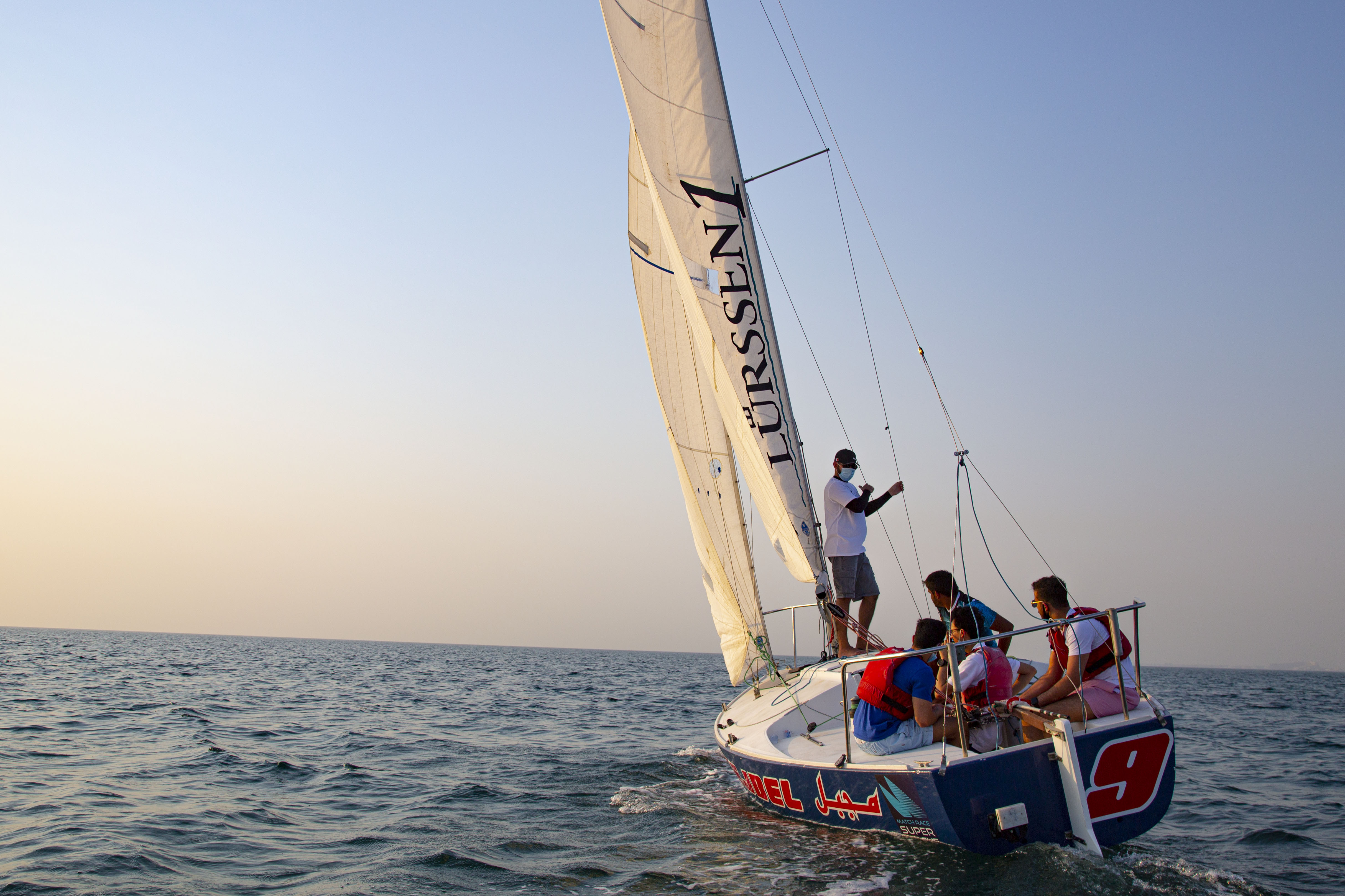 المؤيد يشارك الشباب في برنامج الإبحار بالقوارب الشراعية 