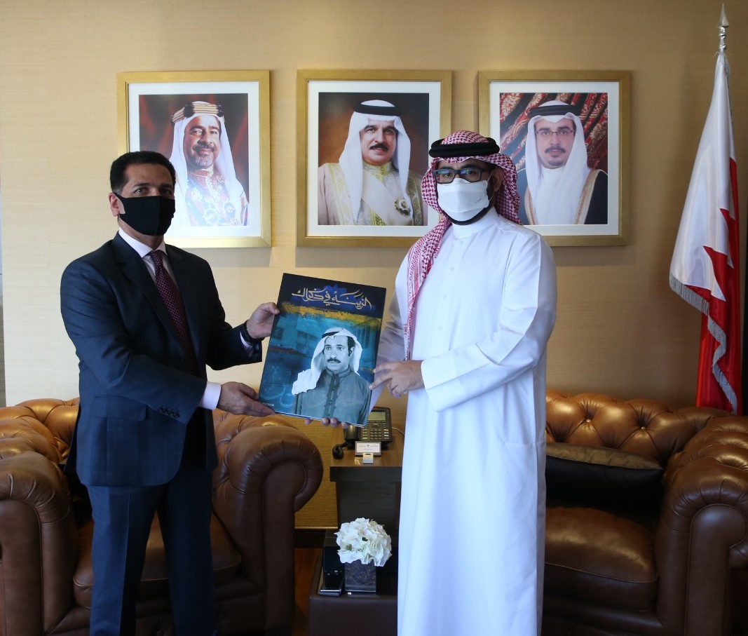 المؤيد يتسلم نسخة من كتاب (الزينة في ذكراك)