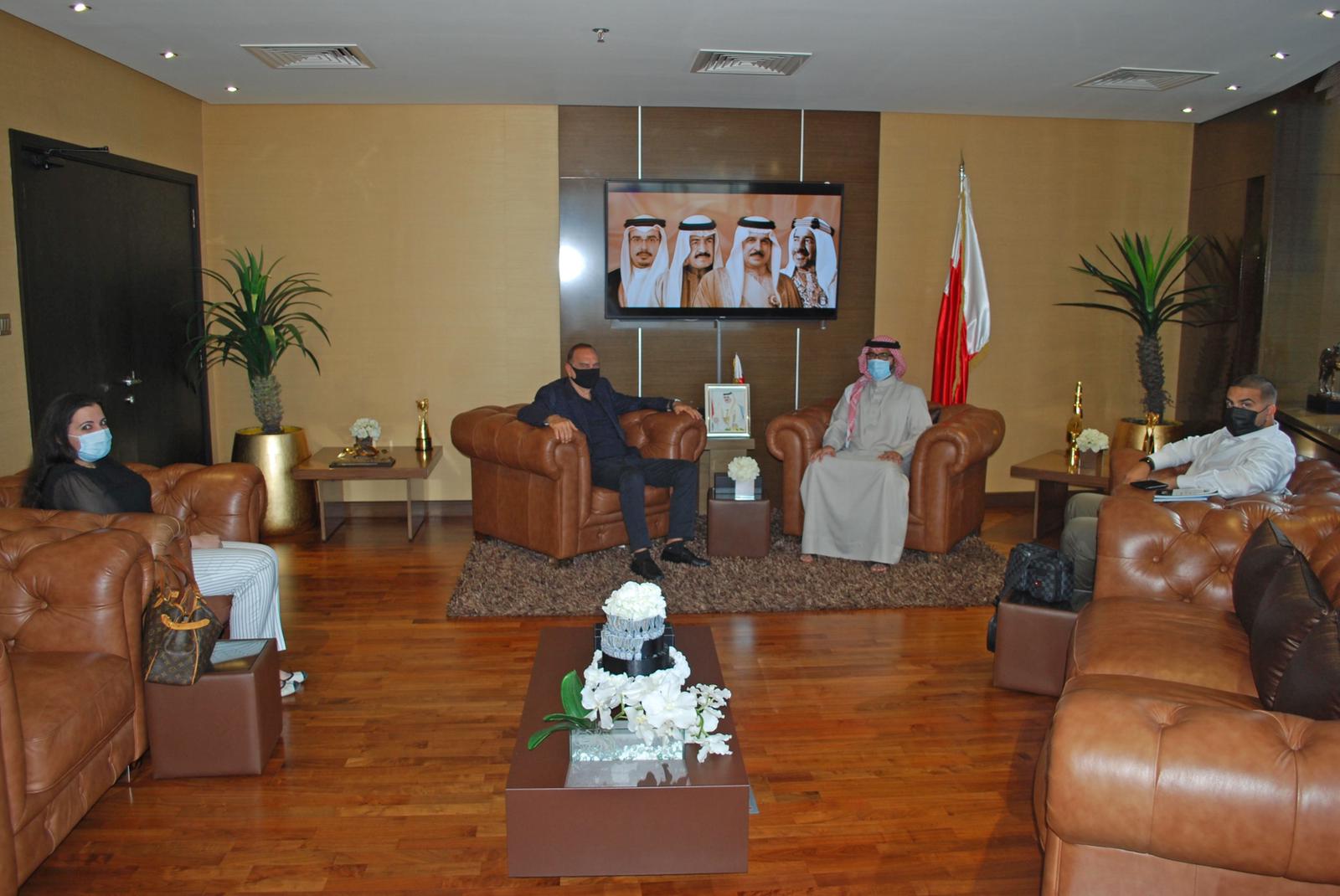 المؤيد يستقبل المدرب السابق لنادي تشيلسي الإنجليزي أفرام غرانت