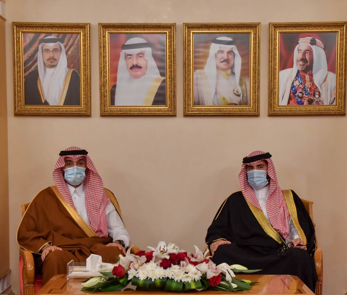 وزير الرياضة السعودي يصل البحرين لحضور سباق رولكس للفورمولا