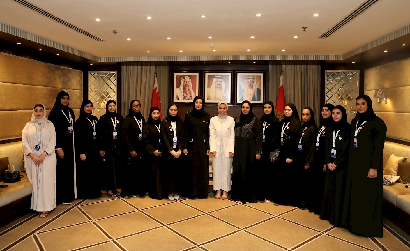 وزيرة شؤون الشباب تستقبل وفدًا من منتسبي مؤسسات 'ربع قرن' الإماراتية وأعضاء شورى شباب الشارقة