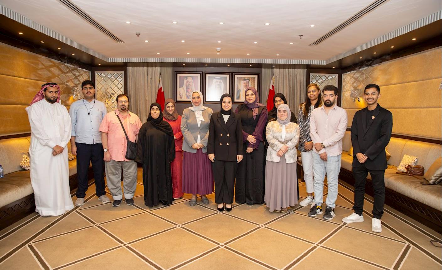 وزيرة شؤون الشباب تستقبل فريق مركز “مايكرو آرت” لتدريب الفنون وتثمّن فوزهم بالمركز الأول في ملتقى “أولادنا” الدولي
