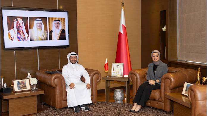 وزيرة شؤون الشباب تستقبل المغامر البحريني عبدالله المدفعي